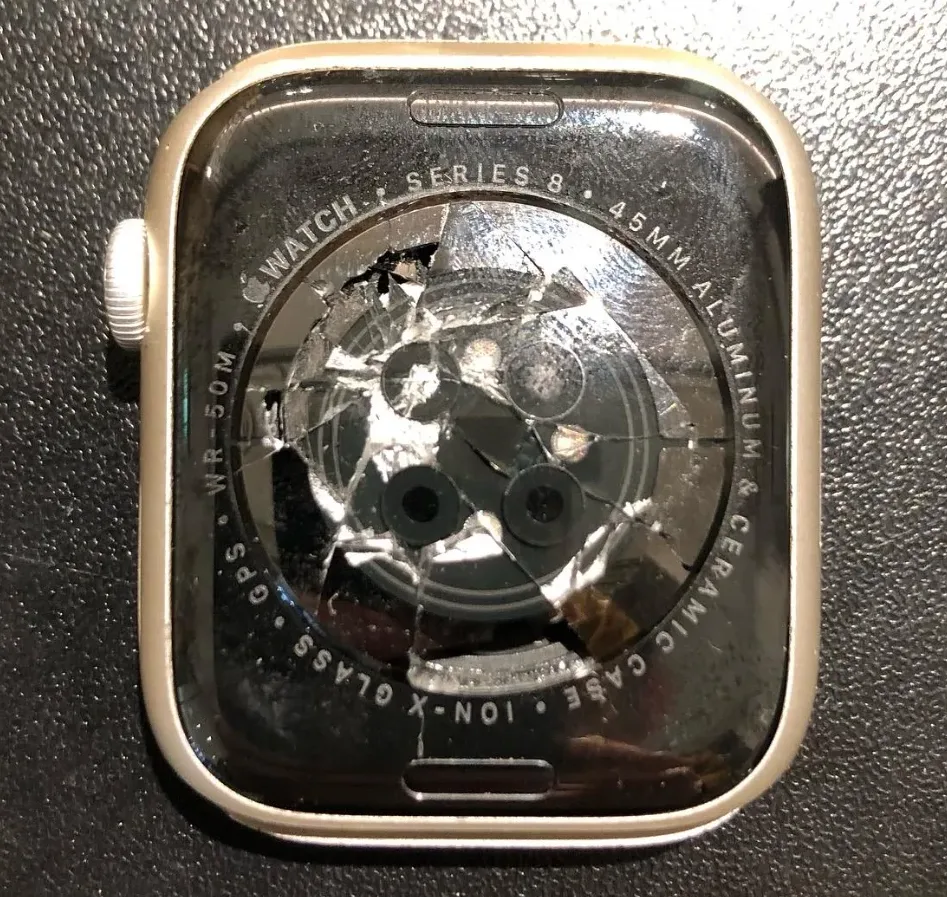 Apple Watch Series 8　背面ガラス割れ