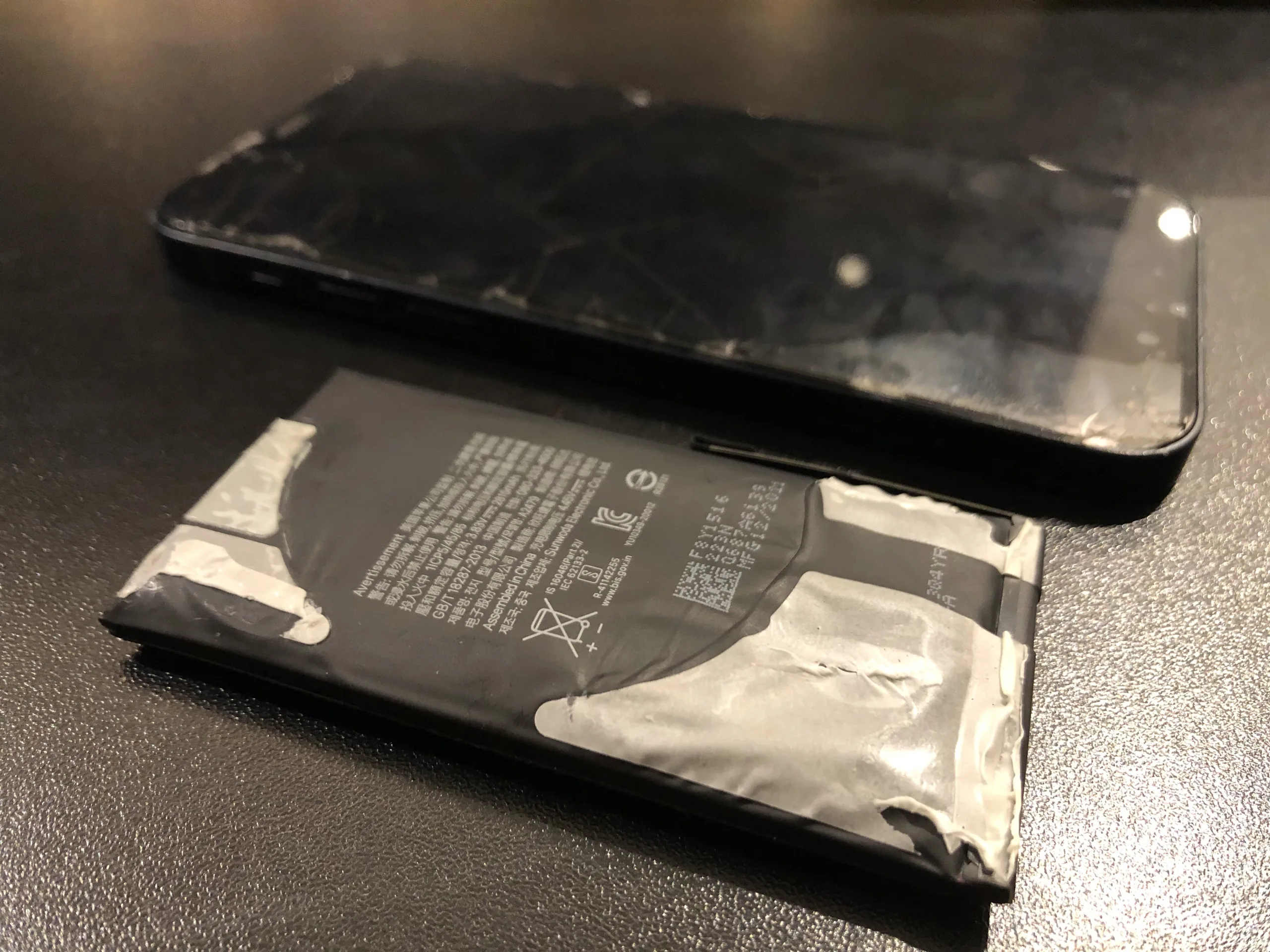 iPhone12　バッテリー膨張