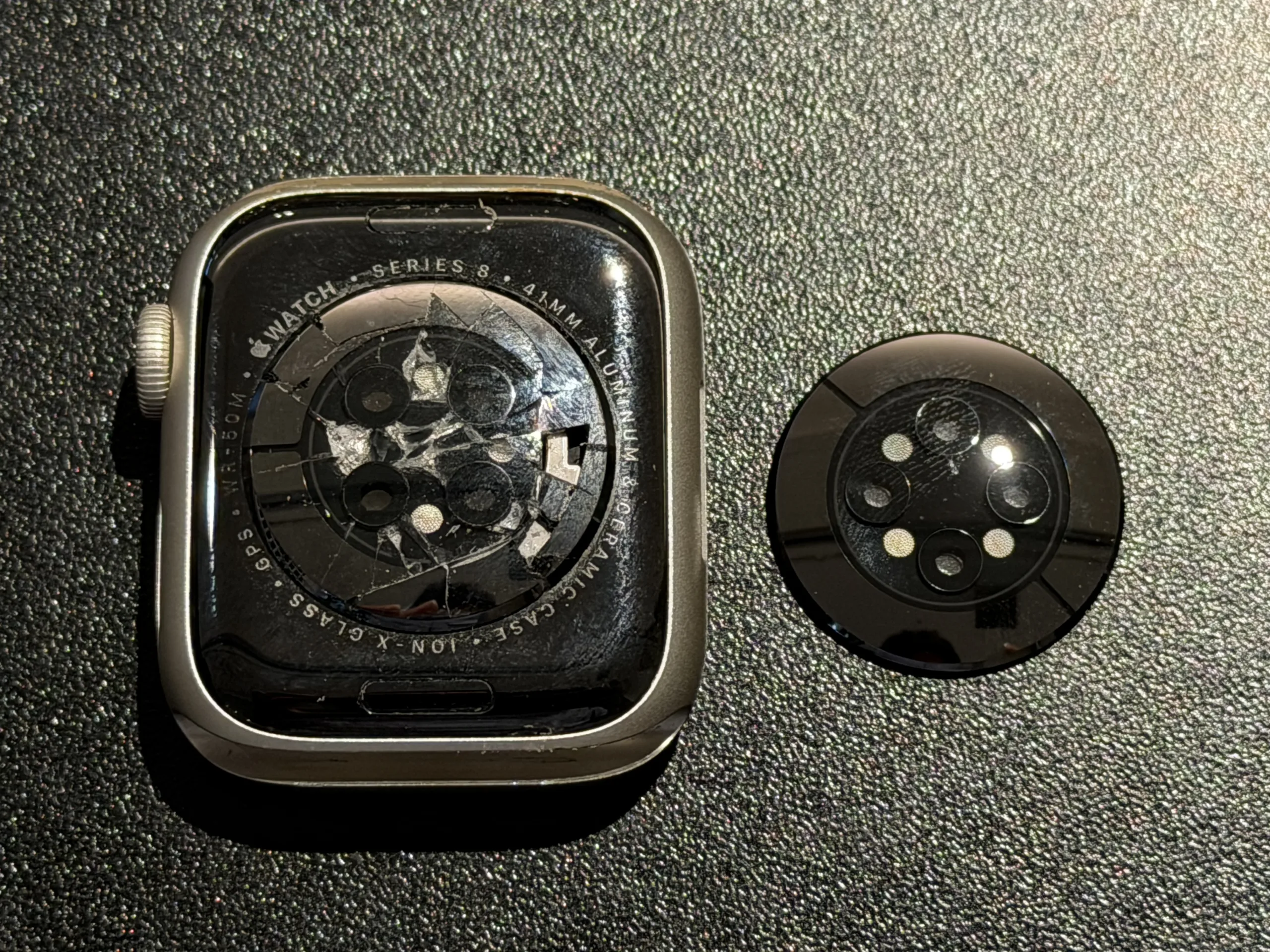 AppleWatchの背面ガラス修理